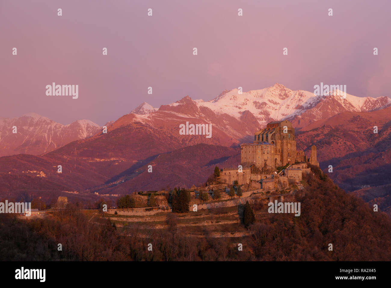 Der Saint Michael's Abbey, ist ein religiöser Komplex auf der Südseite des Val di Susa, die in der Nähe der Stadt Turin Region des nordwestlichen Italien Stockfoto