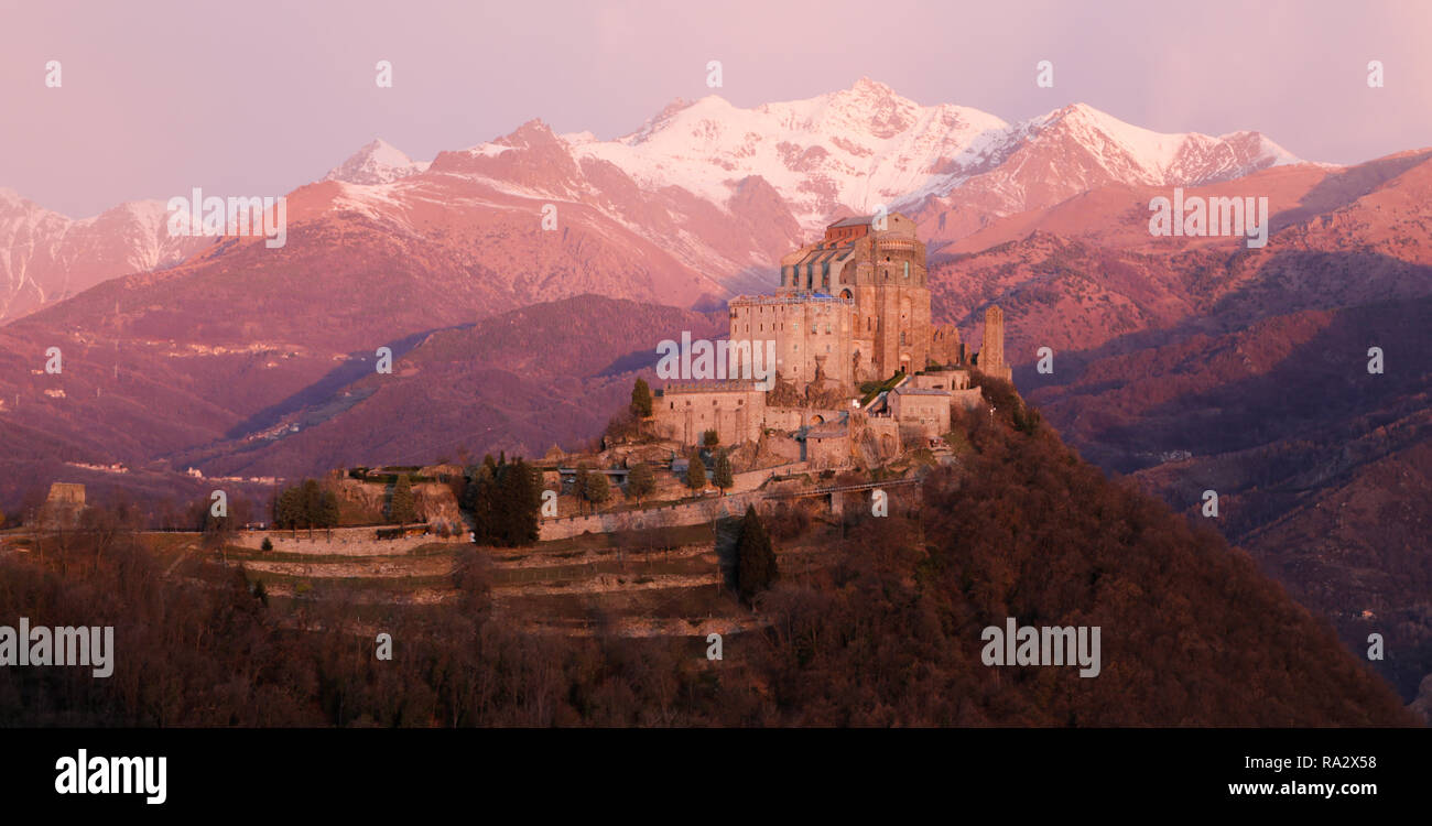 Der Saint Michael's Abbey, ist ein religiöser Komplex auf der Südseite des Val di Susa, die in der Nähe der Stadt Turin Region des nordwestlichen Italien Stockfoto