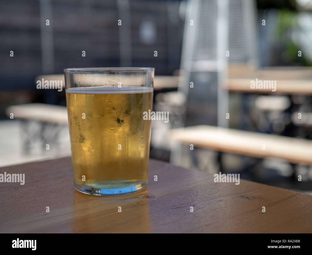 Bar Schild in Lichter sitzen auf Bier Kühlschrank Stockfotografie