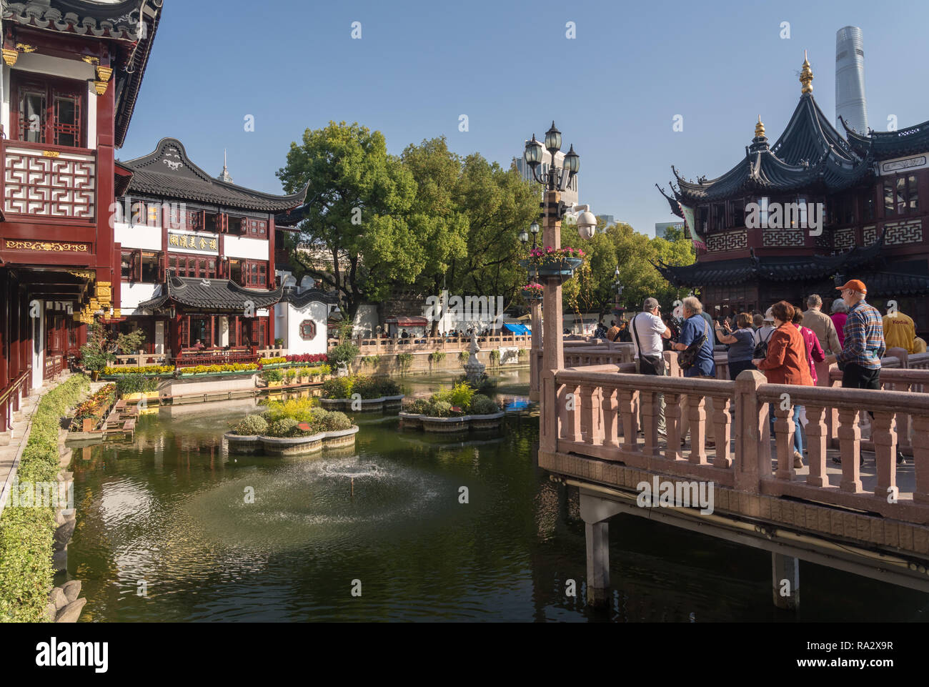 Touristen in Yuyuan oder Yu Garten in Shanghai. Stockfoto