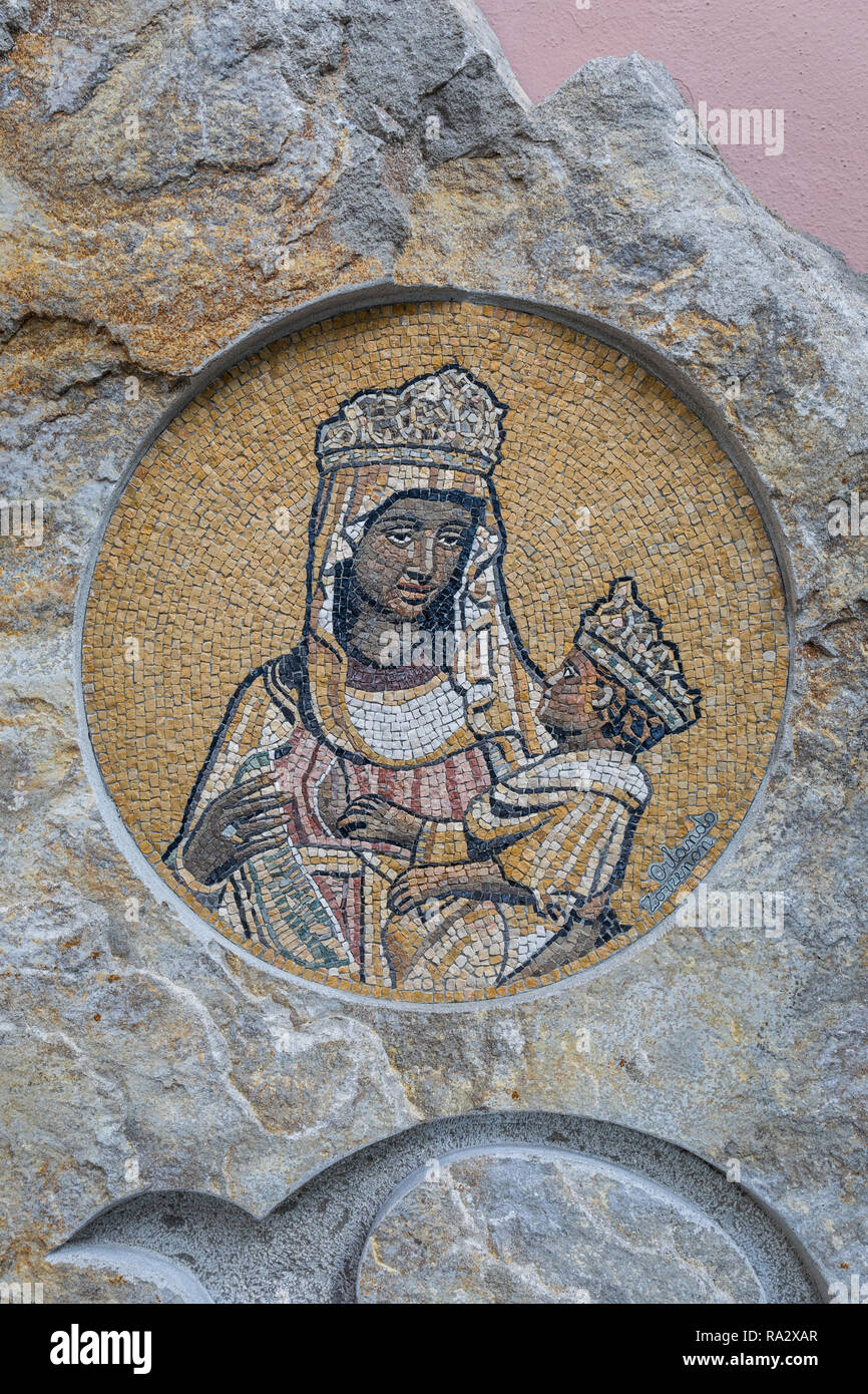 Schwarze Madonna mit Kind Mosaik - Wallfahrtskirche Castelmonte in der Nähe von Cividale del Friuli, Friaul Julisch Venetien, Italien Stockfoto