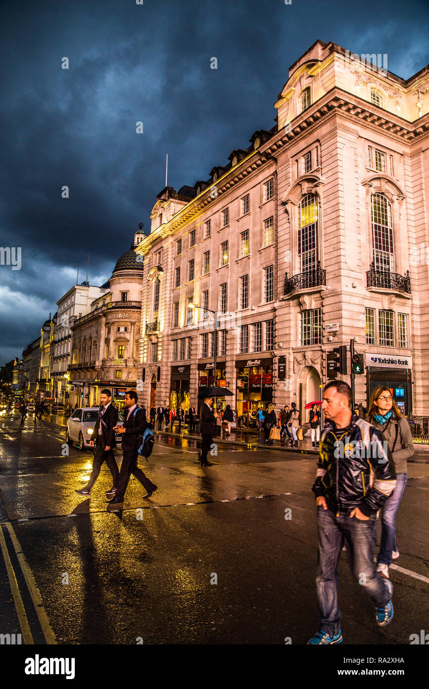 LONDON, ENGLAND, Großbritannien - 8. OKTOBER 2014: Night Street Scene von Piccadilly Circus mit Gebäuden und Menschen sichtbar. Stockfoto