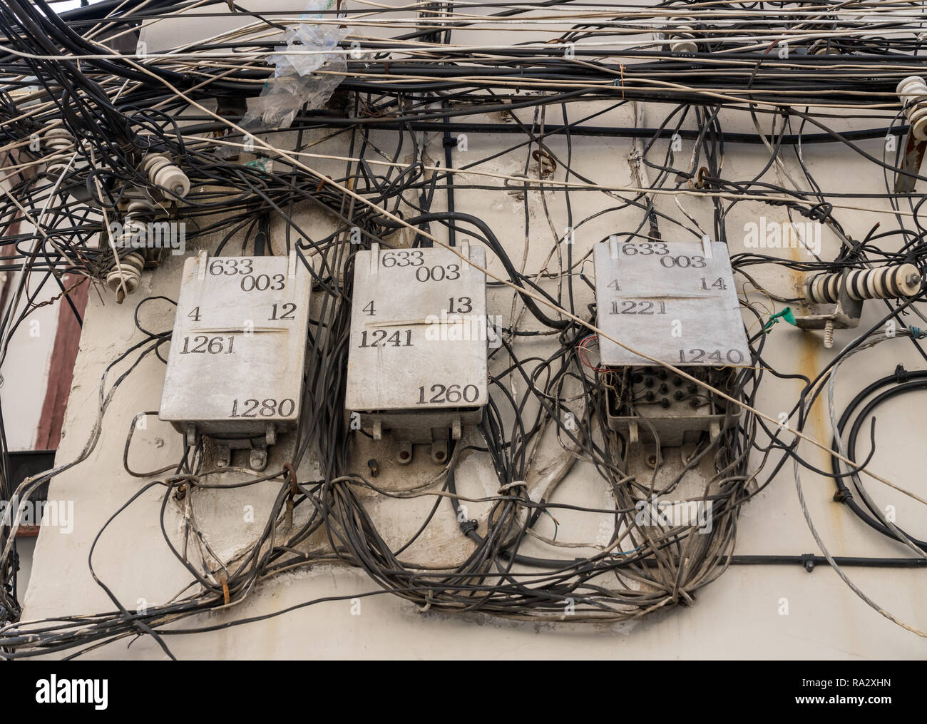 Elektro- und telefonverkabelung an Hauswänden in Shanghai, China Stockfoto
