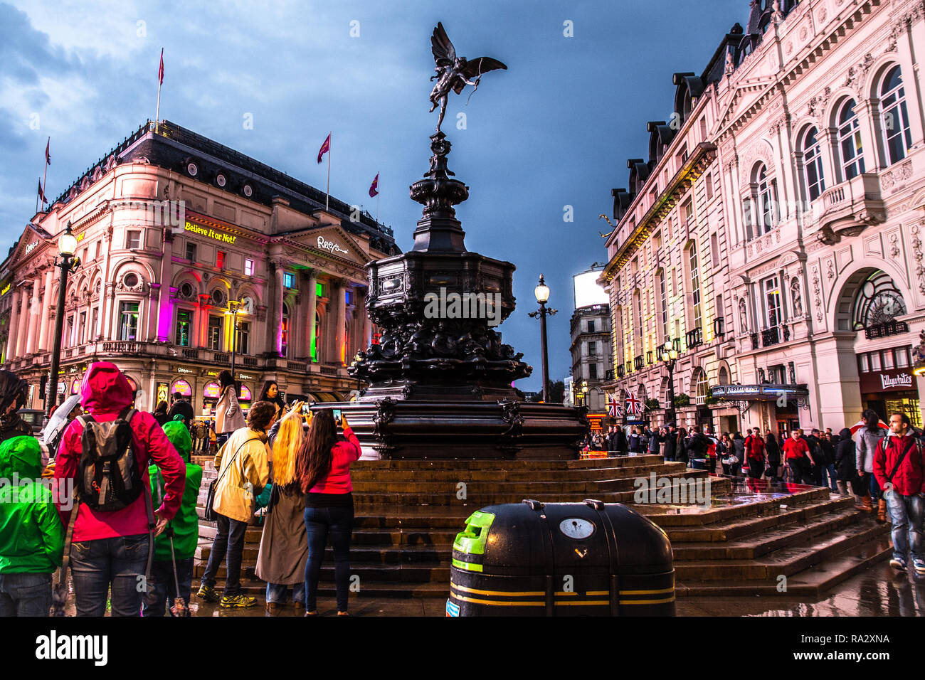 LONDON, ENGLAND, Großbritannien - 8. OKTOBER 2014: Night Street Scene von Piccadilly Circus mit Gebäuden und Menschen sichtbar. Stockfoto