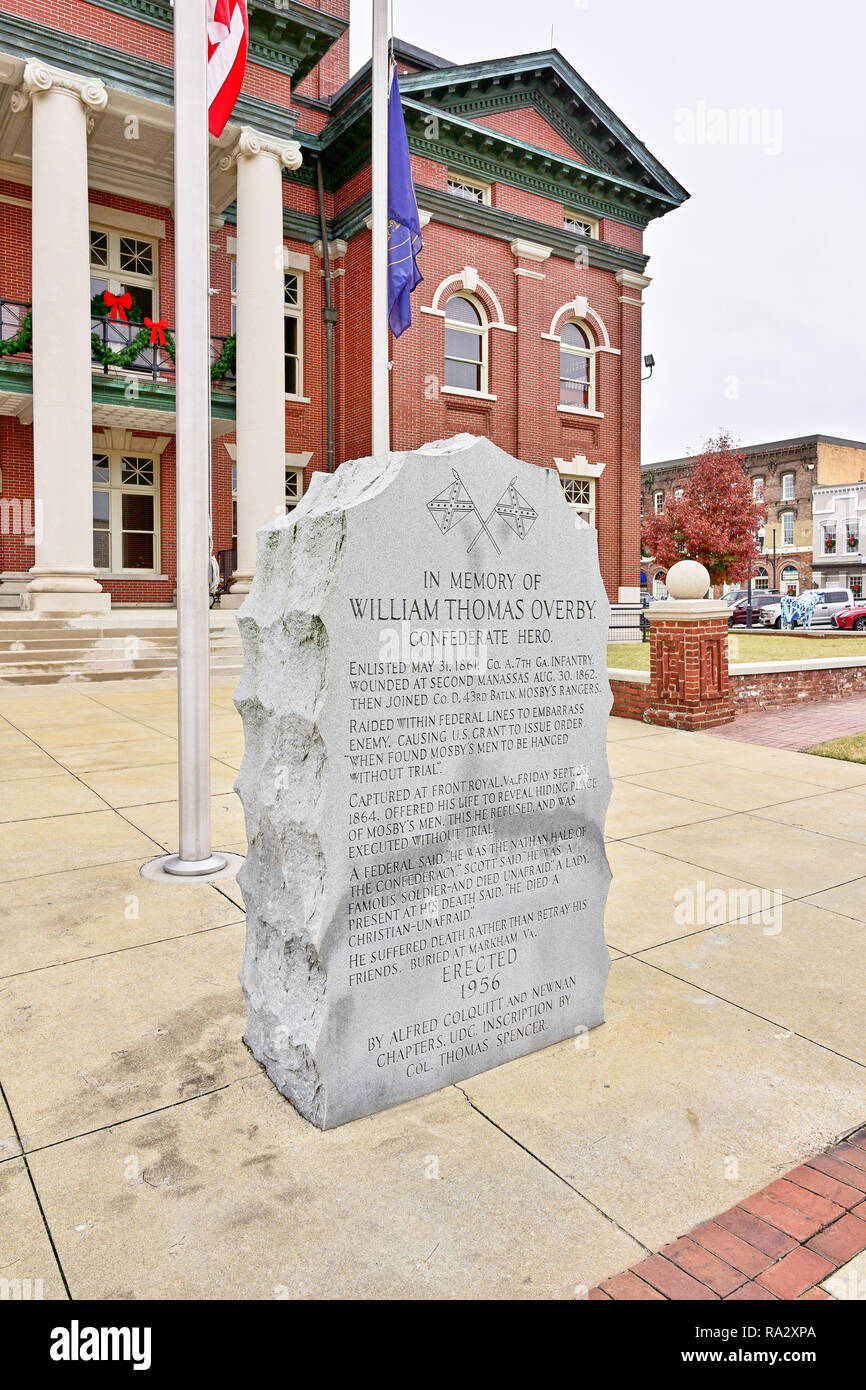 Stein Denkmal oder Denkmal für einen US-amerikanischen Bürgerkrieg Konföderierte Held, William Thomas Overby, in der Stadt Newnan Georgia, USA. Stockfoto
