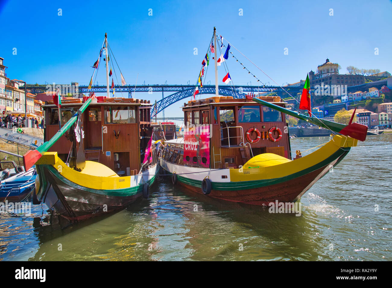 Porto, Portugal-14 Oktober 2018: die berühmten bunten Booten, die Touren entlang der Ufer des Rio Douro Stockfoto