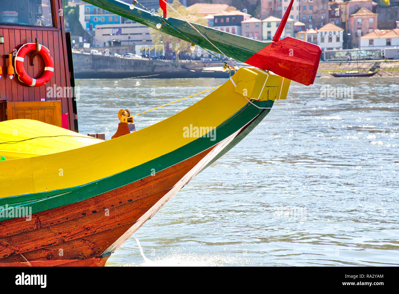 Berühmte bunte Boote bieten Touren entlang der Ufer des Rio Douro Stockfoto