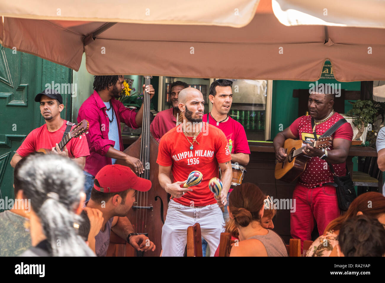 Spiel Gruppe der hispanischen Männer kubanische Musik in der Straße in Havanna, Kuba, Karibik Stockfoto