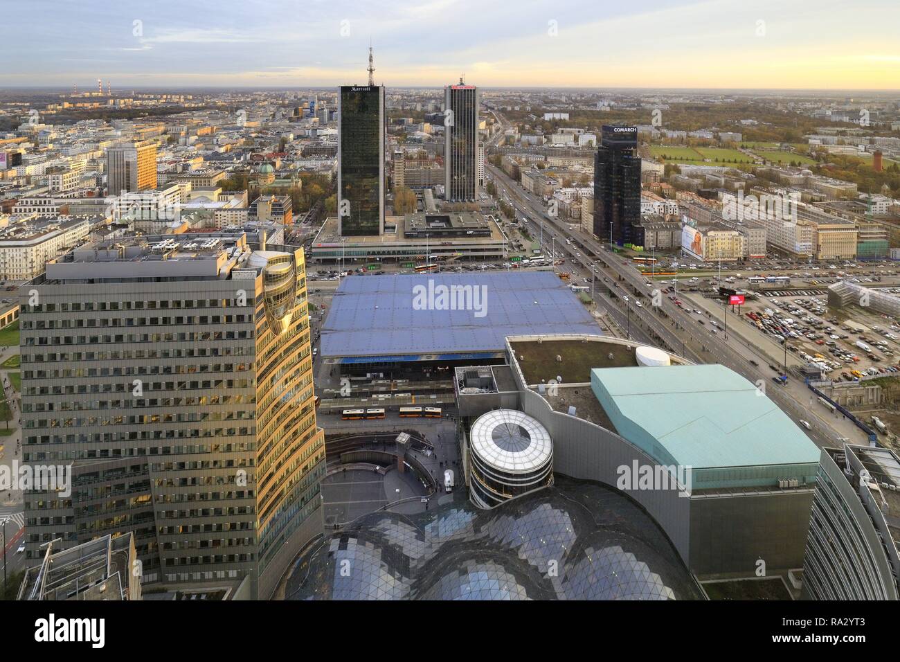 Polen, Masowien, Warschau, Zentrum, Innenstadt von Warschau mit den Wolkenkratzern und einen Blick auf den Stadtteil Mokotow Stockfoto