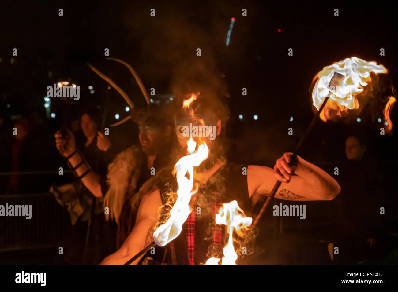 Edinburgh, Schottland, Großbritannien. 30. Dezember, 2018. PyroCeltica Aqua-lounge während der spektakulären Fackelzug durch die Straßen der Hauptstadt, ist der Auftakt ins Neue Jahr Feiern der Stadt zu beginnen. Fackelträger gingen die Royal Mile und in Holyrood Park versammelt, um den Umriss der Karte von Schottland mit Feuer zu arrangieren. Die Prozession wurde unter der Leitung von PyroCeltica und Vorboten Drum Crew. Credit: Skully/Alamy leben Nachrichten Stockfoto