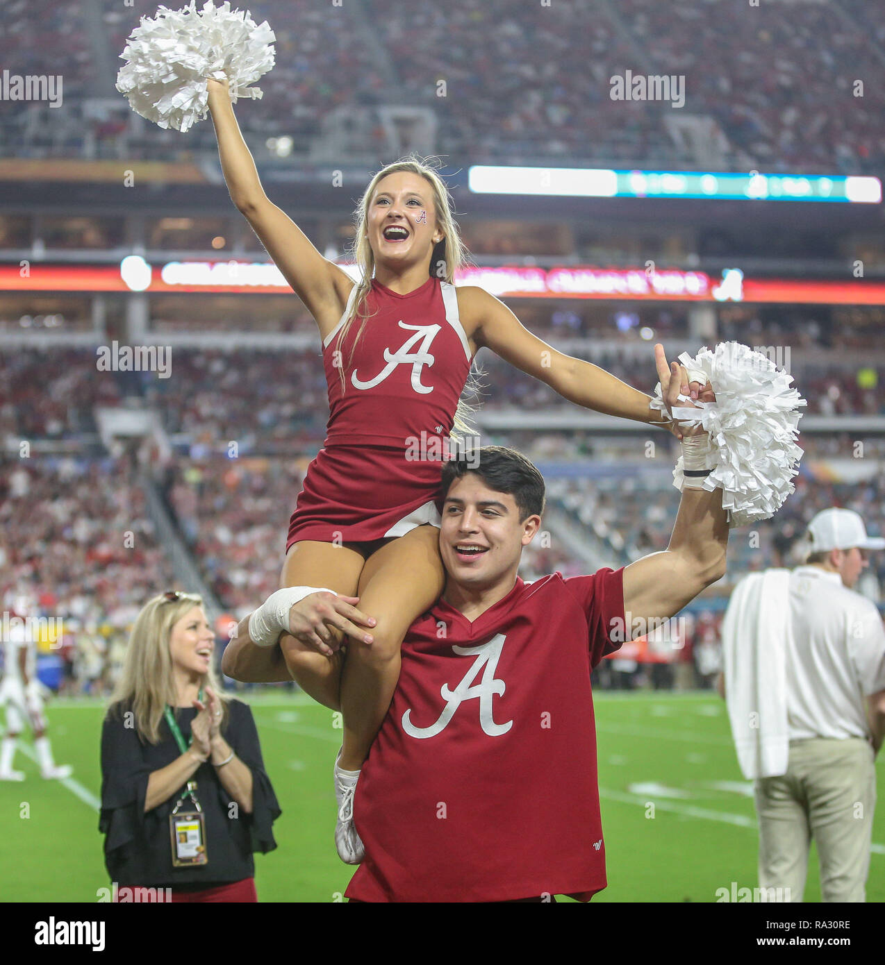 Miami Gardens, Florida, USA. 29 Dez, 2018. Alabama Cheerleadern feiern starke Vertretung der Crimson Tide in der Hauptstadt zu einer Orange Bowl Spiel zwischen der Alabama Crimson Tide und die Oklahoma Sooners im Hard Rock Stadion in Miami Gardens, Florida. Kyle Okita/CSM/Alamy leben Nachrichten Stockfoto