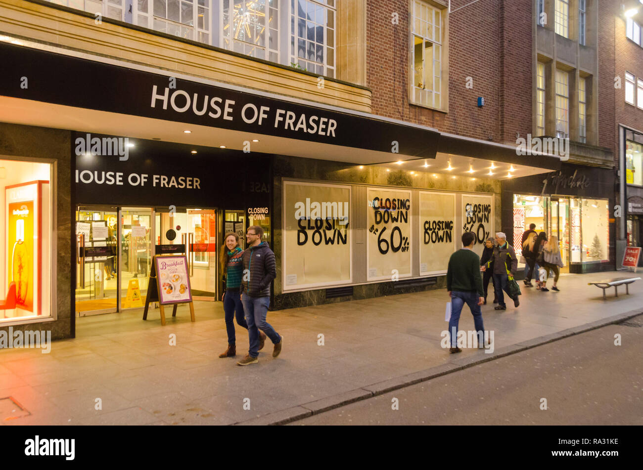 Exeter, Devon, Großbritannien. 30 Dez, 2018. Die House of Fraser Kaufhaus am Exeter in Devon, das im Januar 2018 schließen. Der Store ist anzeigen Schließung Zeichen und hat einen Verkauf mit 60% Rabatt. Foto: Graham Jagd-/Alamy leben Nachrichten Stockfoto