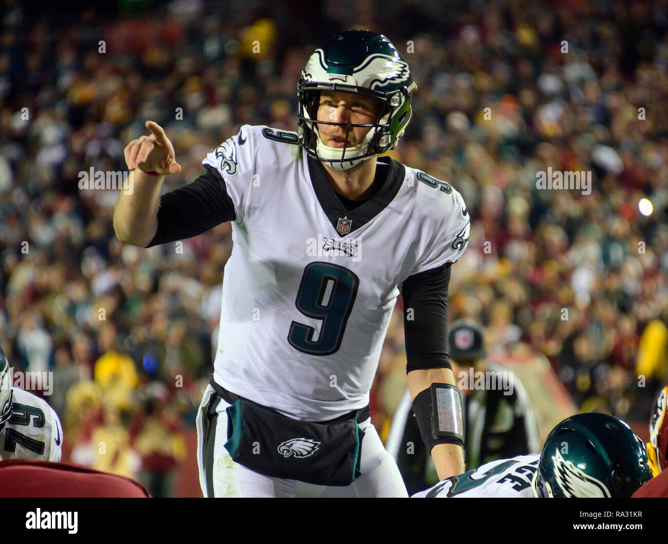 Philadelphia Eagles quarterback Nick Foles (9) Anrufe Signale im zweiten Viertel gegen die Washington Redskins an FedEx Field in Landover, Maryland am 30. Dezember 2018. Credit: Ron Sachs/CNP | Verwendung weltweit Stockfoto