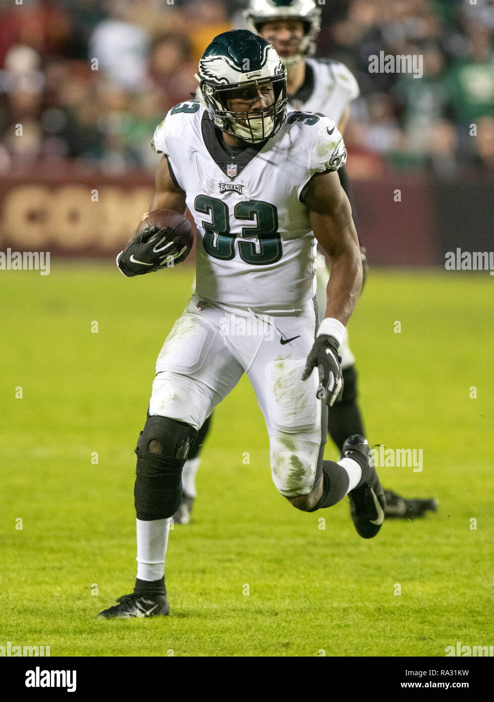 Philadelphia Eagles running zurück Josh Adams (33) Trägt die Kugel im vierten Viertel gegen die Washington Redskins an FedEx Field in Landover, Maryland am 30. Dezember 2018. Die Adler gewannen das Spiel 24-0 und ihren Sieg verbunden mit der Viking Verlust erlaubt Ihnen die NFC Endspiele zu gelangen. Credit: Ron Sachs/CNP | Verwendung weltweit Stockfoto