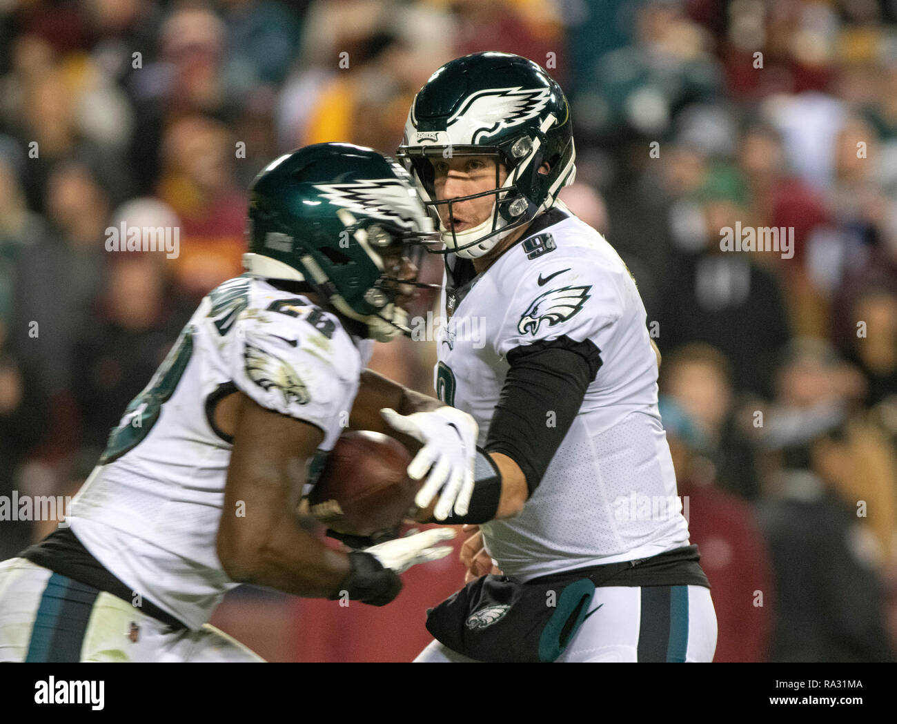 Philadelphia Eagles quarterback Nick Foles (9) Hände-weg zu laufen zurück Wendell Smallwood (28) im vierten Quartal gegen die Washington Redskins an FedEx Field in Landover, Maryland am 30. Dezember 2018. Die Adler gewannen das Spiel 24-0 und ihren Sieg verbunden mit der Viking Verlust erlaubt Ihnen die NFC Endspiele zu gelangen. Credit: Ron Sachs/CNP | Verwendung weltweit Stockfoto