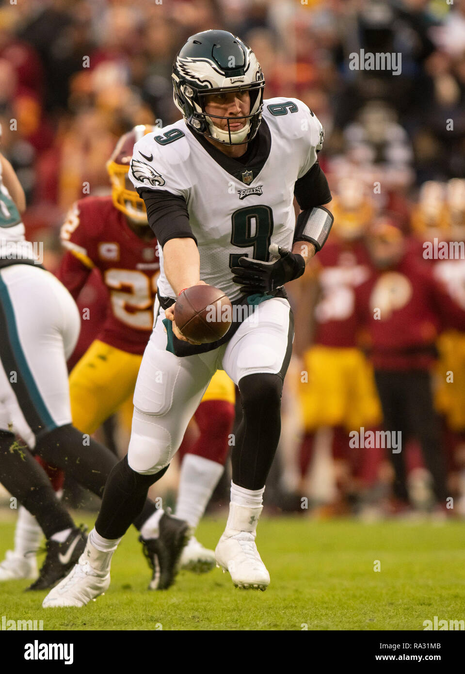 Philadelphia Eagles quarterback Nick Foles (9) bereitet die Übergabe der Ball im ersten Quartal Maßnahmen gegen die Washington Redskins an FedEx Field in Landover, Maryland am 30. Dezember 2018. Credit: Ron Sachs/CNP | Verwendung weltweit Stockfoto