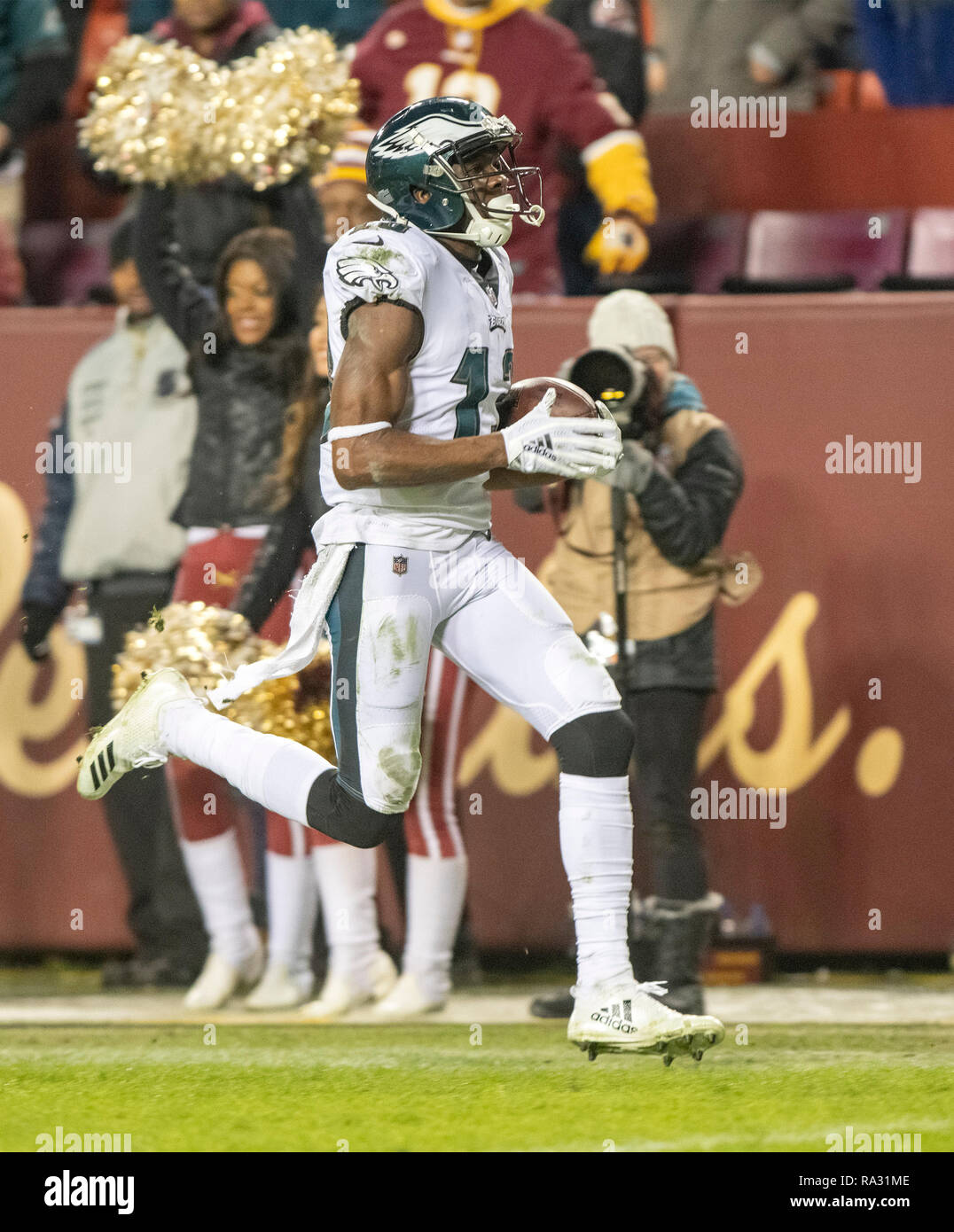 Die Spielen. 30 Dez, 2018. Philadelphia Eagles wide receiver Nelson Agholor (13) bringt den Ball nach einem Empfang im vierten Viertel gegen die Washington Redskins an FedEx Field in Landover, Maryland am 30. Dezember 2018. Agholor gezählt auf dem Spiel. Die Adler gewannen das Spiel 24-0 und ihren Sieg verbunden mit der Viking Verlust erlaubt Ihnen die NFC Endspiele zu gelangen. Credit: Ron Sachs/CNP | Verwendung der weltweiten Kredit: dpa/Alamy leben Nachrichten Stockfoto