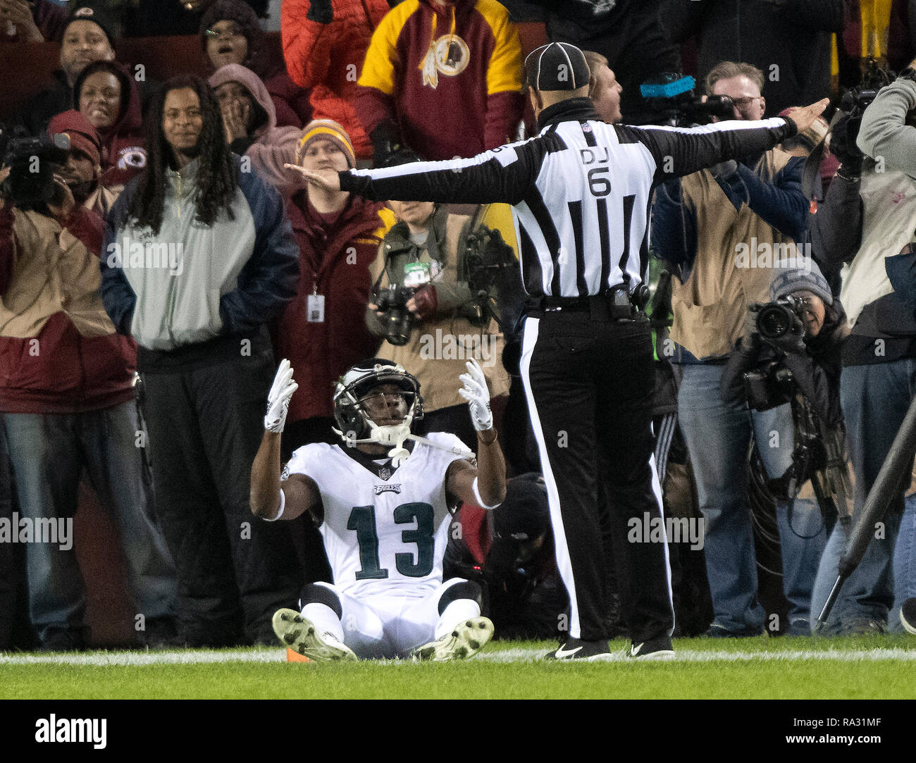 Philadelphia Eagles wide receiver Nelson Agholor (13) appelliert an die Richter Jerod Phillips (6) Wer seine scheinbare Rezeption regiert wurde, nicht eine Verriegelung für einen Touchdown im dritten Quartal gegen die Washington Redskins an FedEx Field in Landover, Maryland am 30. Dezember 2018. Der Anruf wurde geprüft und zu einem Touchdown geändert. Die Adler gewannen das Spiel 24-0 und ihren Sieg verbunden mit der Viking Verlust erlaubt Ihnen die NFC Endspiele zu gelangen. Credit: Ron Sachs/CNP | Verwendung weltweit Stockfoto