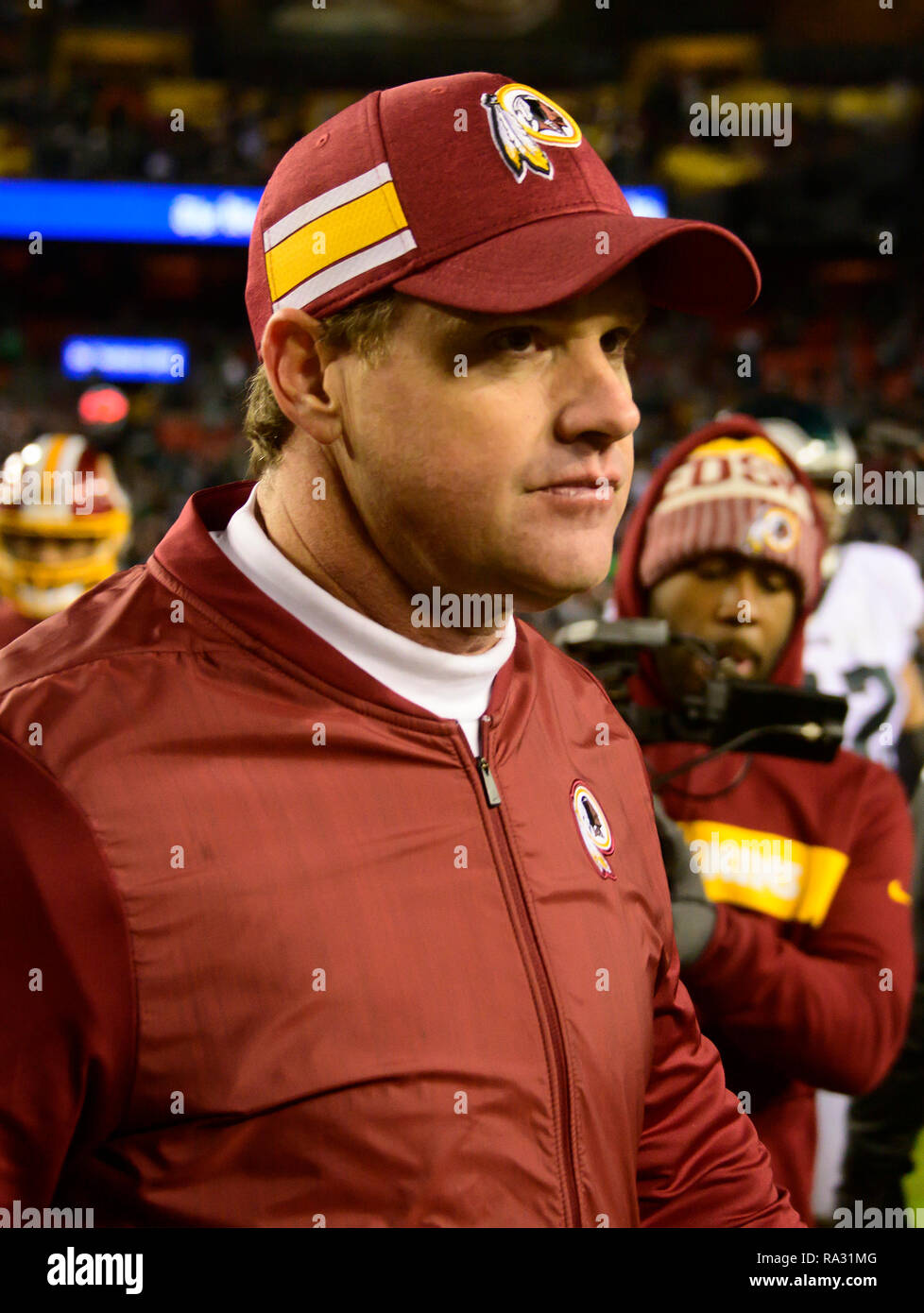 Washington Redskins Head Coach Jay Gruden die Blätter nach dem Spiel gegen die Philadelphia Eagles am FedEx Feld in Landover, Maryland am 30. Dezember 2018. Die Adler gewannen das Spiel 24-0 und ihren Sieg verbunden mit der Viking Verlust erlaubt Ihnen die NFC Endspiele zu gelangen. Credit: Ron Sachs/CNP | Verwendung weltweit Stockfoto