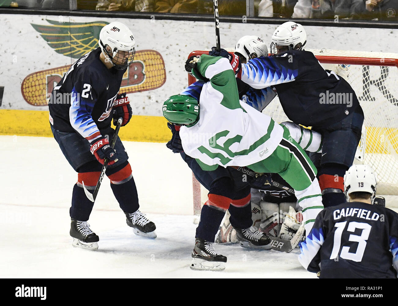 Dezember 29, 2018 US National unter 18 Team defenseman Cam York (2) löscht North Dakota kämpfenden Falken nach vorn Grant Mismash (16) von den Knick während der Ausstellung Männer College Hockey Spiel zwischen der US-amerikanischen Nationalen Unter-18-Team und der Universität von North Dakota Kampf gegen die Falken an der Ralph Engelstad Arena in Grand Forks, ND. North Dakota trug Replica 1959 Trikots. UND gewann 6-2. Foto von Russell Hons/CSM Stockfoto