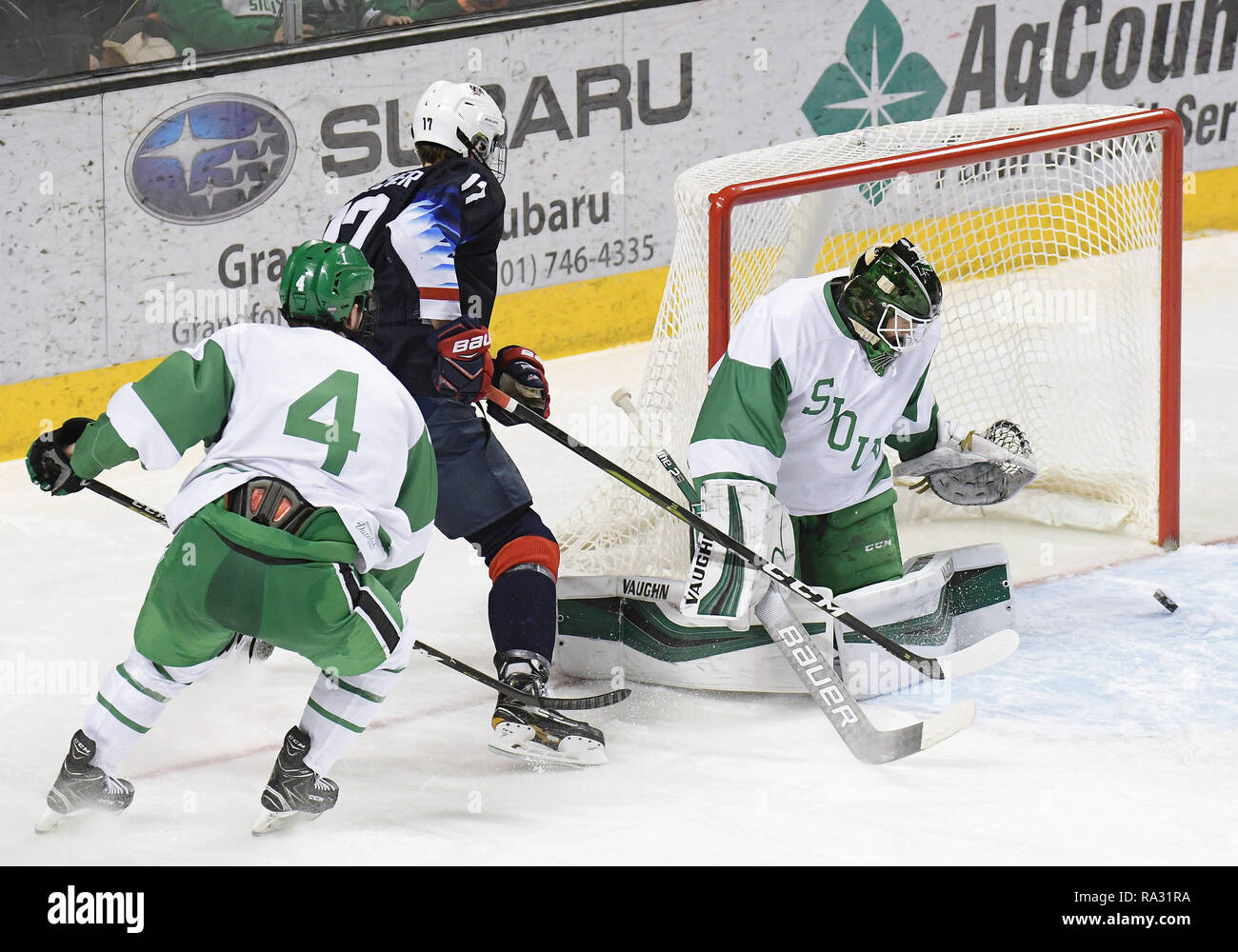 Dezember 29, 2018 North Dakota kämpfenden Falken Torwart Peter Thome (1) Uhren a US National unter 18 Team nach vorne John beecher (17) Schuss durch den Knick während der Ausstellung Männer College Hockey Spiel zwischen der US-amerikanischen Nationalen Unter-18-Team und der Universität von North Dakota Kampf gegen die Falken an der Ralph Engelstad Arena in Grand Forks, ND. North Dakota trug Replica 1959 Trikots. UND gewann 6-2. Foto von Russell Hons/CSM Stockfoto