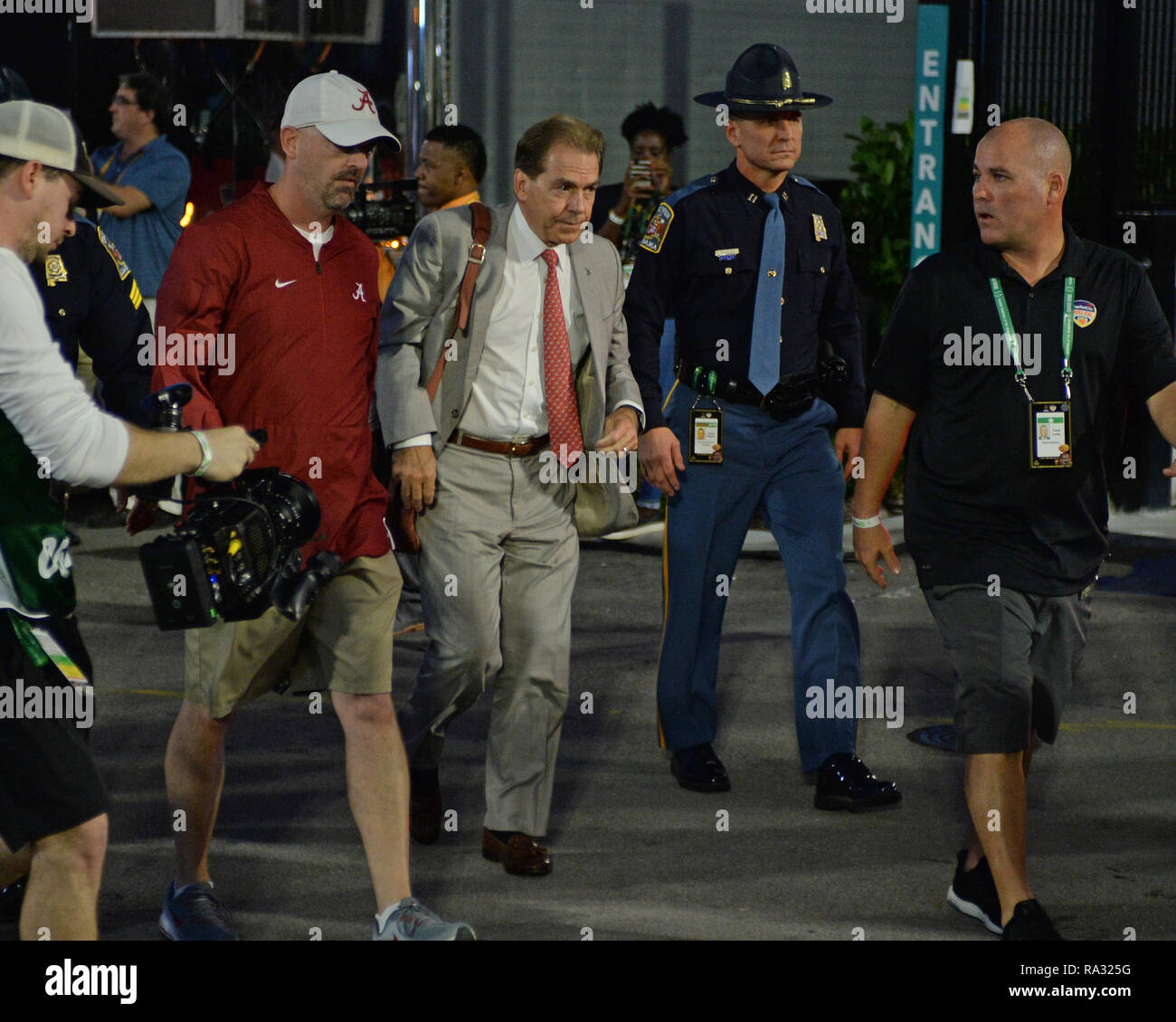 Miami Gardens, FL, USA. 29 Dez, 2018. Alabama Crimson Tide Head Coach Nick Saban kommt während der College Football Endspiel Halbfinale Spiel in der Hauptstadt zu einer Orange Bowl am 29. Dezember 2018 im Hard Rock Stadion in Miami Gardens, Florida. Quelle: MPI04/Medien Punch/Alamy leben Nachrichten Stockfoto