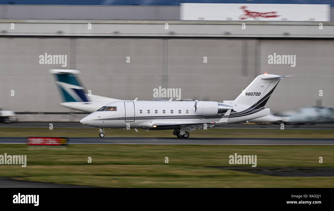 Richmond, British Columbia, Kanada. 29 Dez, 2018. Eine Bombardier Challenger 601-3 R Business Jet (N807DD) zieht aus Vancouver International Airport. Credit: bayne Stanley/ZUMA Draht/Alamy leben Nachrichten Stockfoto