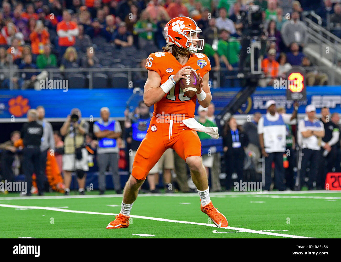 Arlington, Texas, USA. 29 Dez, 2018. Clemson Tiger quarterback Trevor Lawrence (16) Während der Goodyear Baumwollschüssel Klassiker zwischen Norte Dame vs Clemson bei AT&T Stadium, Arlington Texas. 12/29/2018. Manny Flores/Cal Sport Media. Credit: Cal Sport Media/Alamy leben Nachrichten Stockfoto