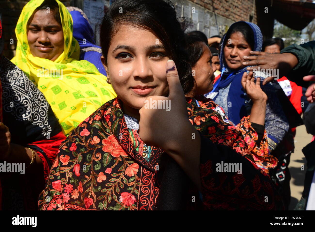 Dhaka, Bangladesch. 30 Dez, 2018. Ersten Mal Wähler aus Bangladesch nach dem Gießen zeigt Ihre markierten Finger in einem Wahllokal in Dhaka, Bangladesch, am 30. Dezember 2018. Credit: Mamunur Rashid/Alamy leben Nachrichten Stockfoto