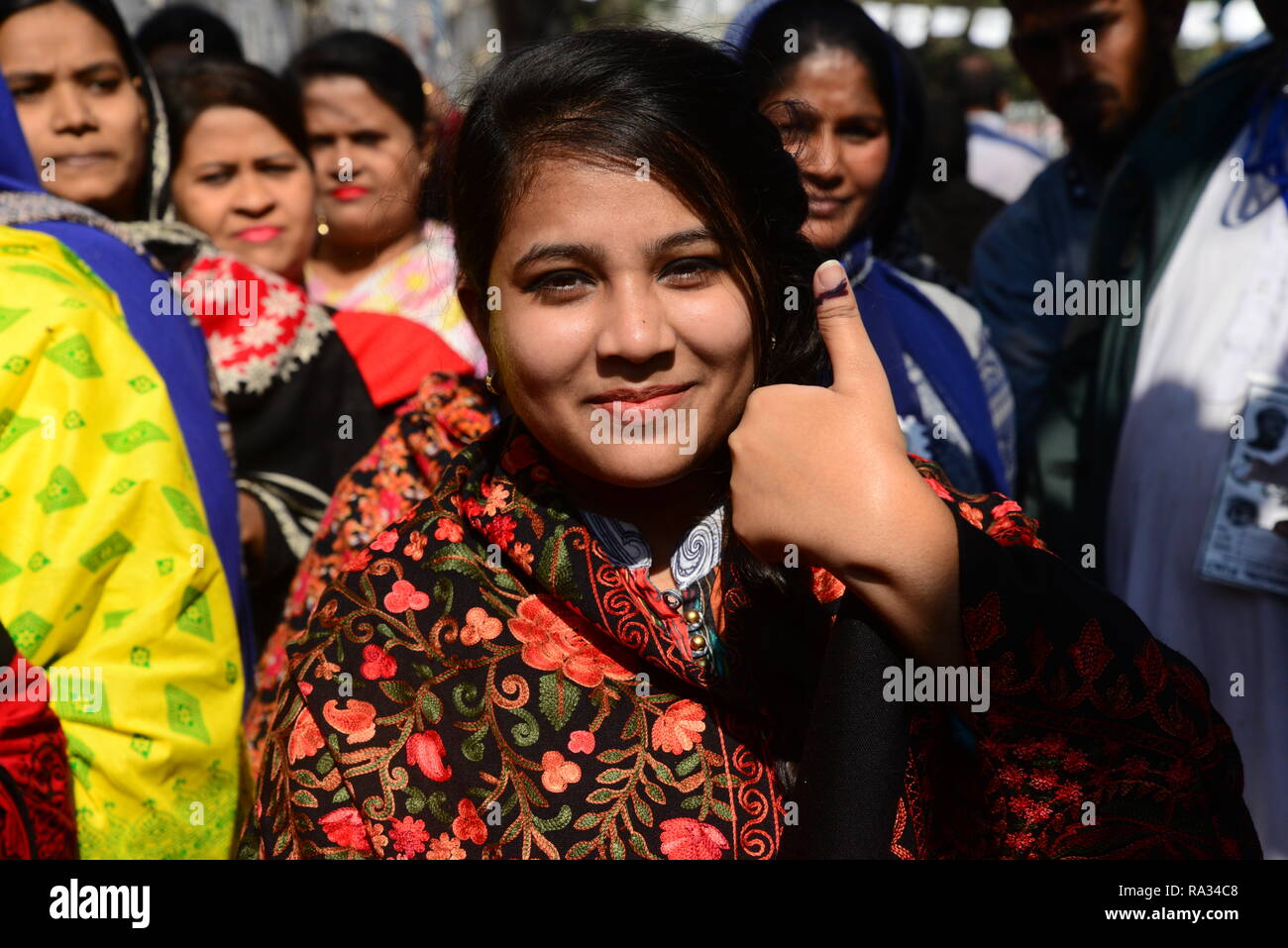 Dhaka, Bangladesch. 30 Dez, 2018. Ersten Mal Wähler aus Bangladesch nach dem Gießen zeigt Ihre markierten Finger in einem Wahllokal in Dhaka, Bangladesch, am 30. Dezember 2018. Credit: Mamunur Rashid/Alamy leben Nachrichten Stockfoto