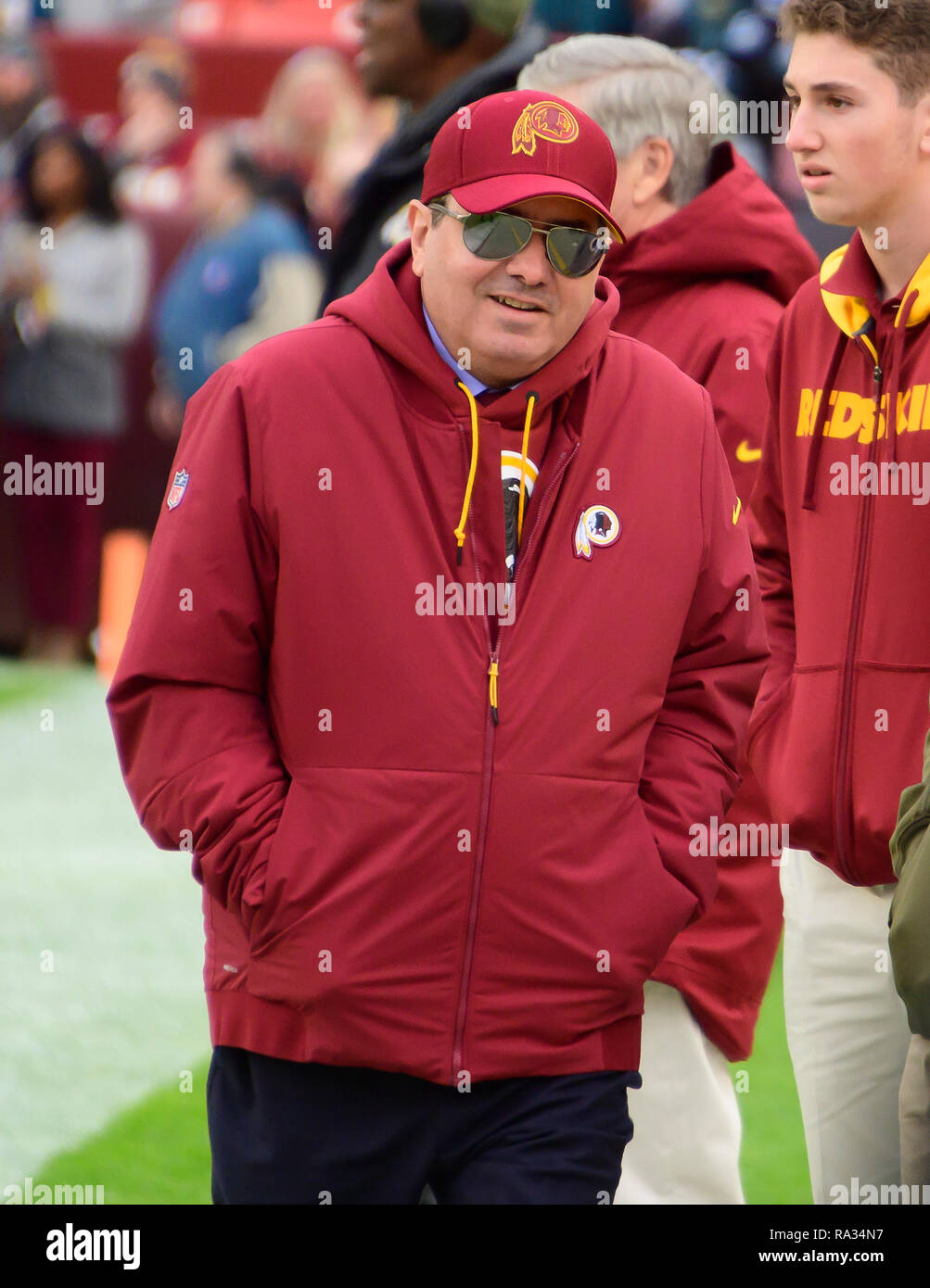 Washington Redskins Inhaber Daniel M. Snyder auf dem Feld vor dem Spiel gegen die Philadelphia Eagles am FedEx Feld in Landover, Maryland am 30. Dezember 2018. Credit: Ron Sachs/CNP/MediaPunch Stockfoto
