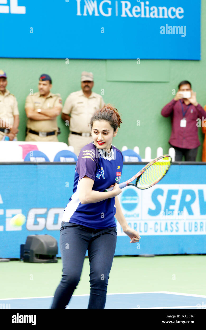 Pune, Indien. 31. Dezember 2018. Indische Schauspielerin und Model Taapsee Pannu spielt eine Ausstellung übereinstimmen, der auf dem ersten Tag der Tata Open Maharashtra ATP Tennis Turnier in Pune, Indien. Credit: karunesh Johri/Alamy leben Nachrichten Stockfoto