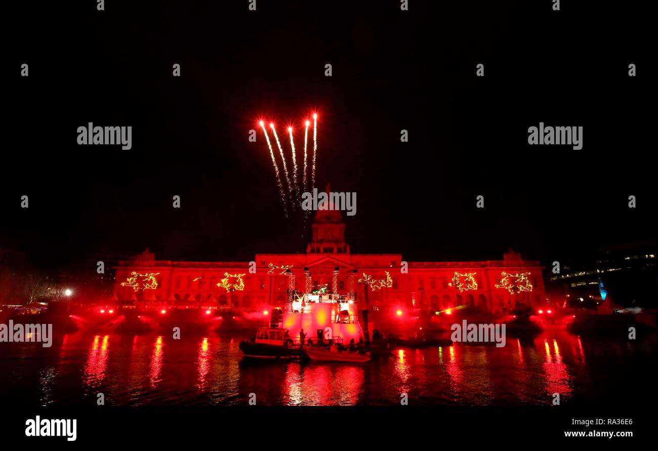 Dublin, Irland. 31. Dezember 2018. Abgebildet ist der Dubliner Custom House zum Neuen Jahr Gastgeber der Liffey Dublin Lights Mitternacht Moment Veranstaltung am Silvesterabend 2019 zum Ring. Fáilte Irland und Dublin City Council hosted NYF Dublins countdown Event und die 3 Countdown Konzert. Foto: Sam Boal/RollingNews. ie Credit: RollingNews.ie/Alamy leben Nachrichten Stockfoto