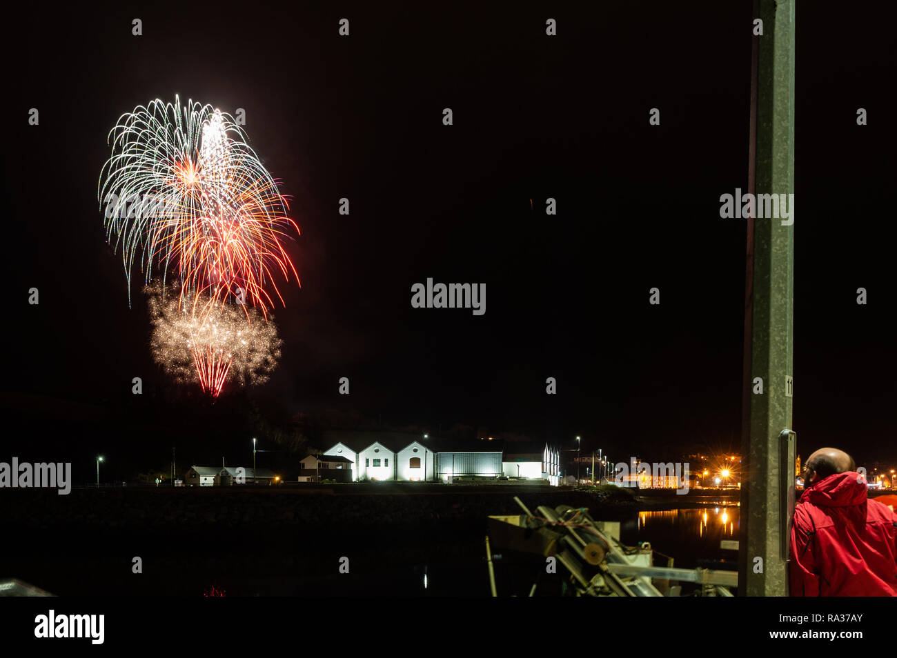 Bantry, West Cork, Irland. 31 Dez, 2018. Bantry Bewohner beobachtet ein beeindruckendes Feuerwerk an diesem Abend das Ende 2018 und Anfang 2019 zu feiern. Die Anzeige wurde von den Bantry Business Association bezahlt. Credit: Andy Gibson/Alamy Leben Nachrichten. Stockfoto