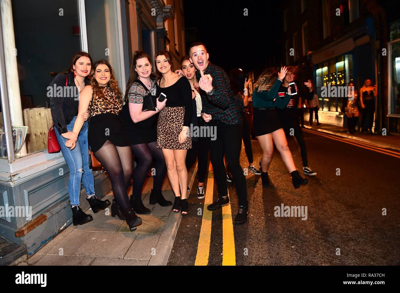 Aberystwyth, Wales, UK. 31. Dezember 2018. Die Menschen auf den Straßen feiern den Beginn des neuen Jahres 2019 in Aberystwyth an der Westküste von Wales Credit: Keith Morris/Alamy leben Nachrichten Stockfoto