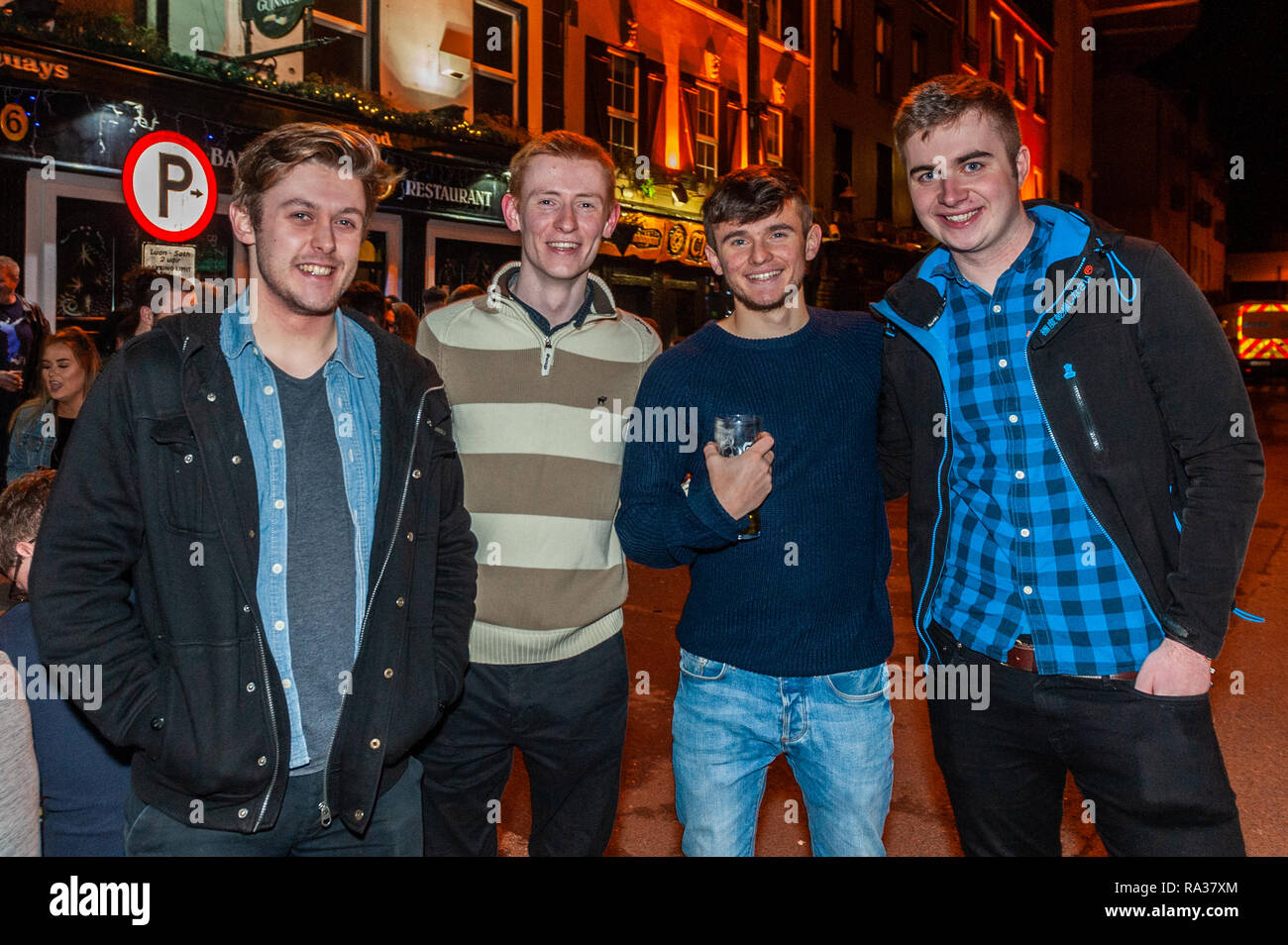 Bantry, West Cork, Irland. 1 Jan, 2019. Die Menschen auf den Straßen von Bantry heute Abend feiern den Beginn des neuen Jahres 2019. Credit: Andy Gibson/Alamy Leben Nachrichten. Stockfoto