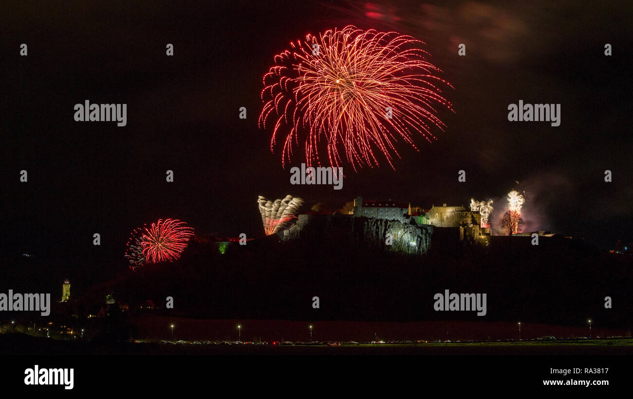 Stirling Castle, Stirling, Großbritannien - 1. Januar 2019. Das neue Jahr mit einem Knall, Feuerwerk mit Musik erhellen den Nachthimmel über Stirling Castle und das Wallace Monument auf Hogmanay in das neue Jahr zu bringen. Quelle: Colin Fisher/Alamy Live News Stockfoto