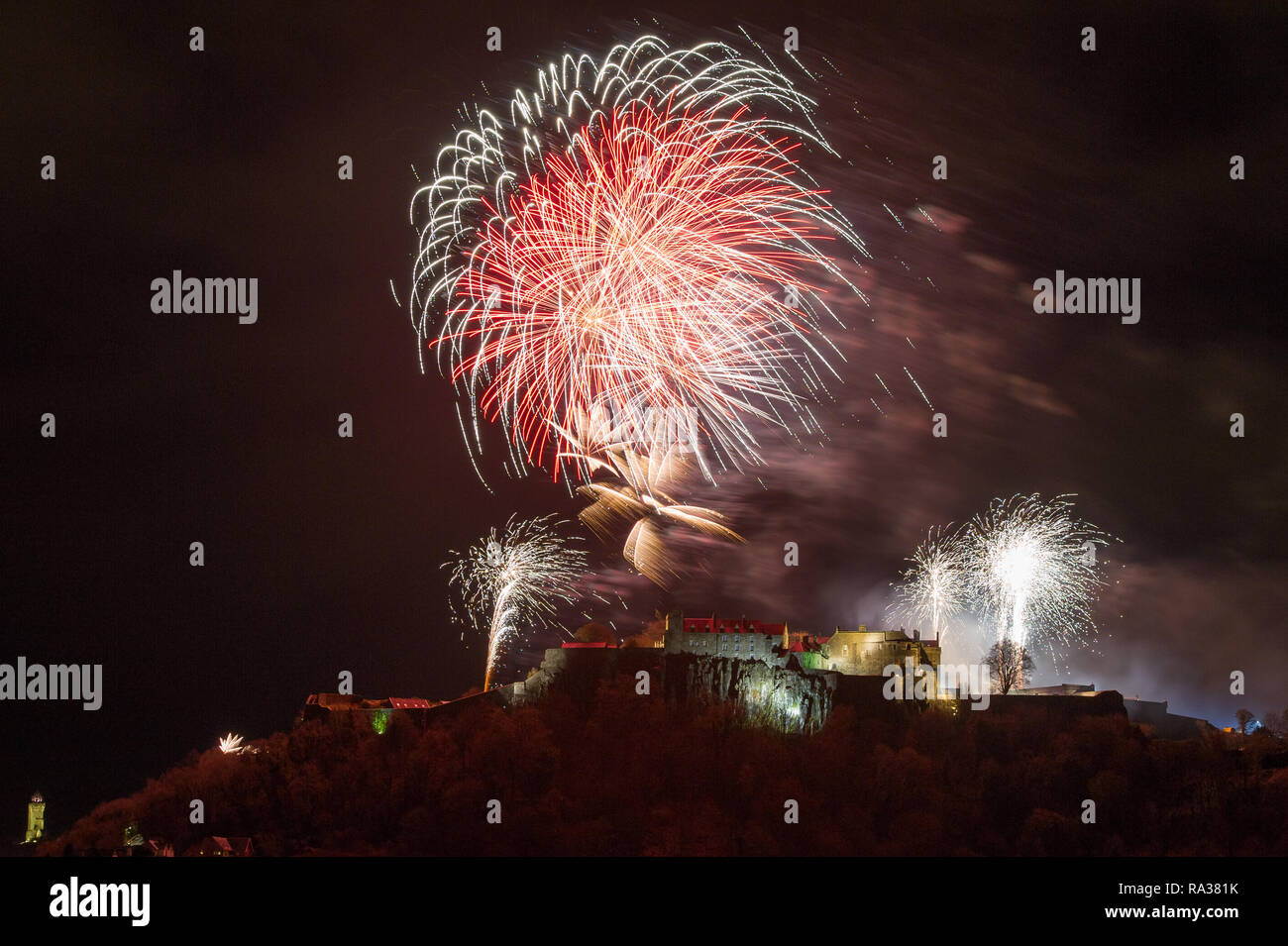 Stirling Castle, Stirling, Großbritannien - 1. Januar 2019. Das neue Jahr mit einem Knall, Feuerwerk mit Musik erhellen den Nachthimmel über Stirling Castle und das Wallace Monument auf Hogmanay in das neue Jahr zu bringen. Quelle: Colin Fisher/Alamy Live News Stockfoto