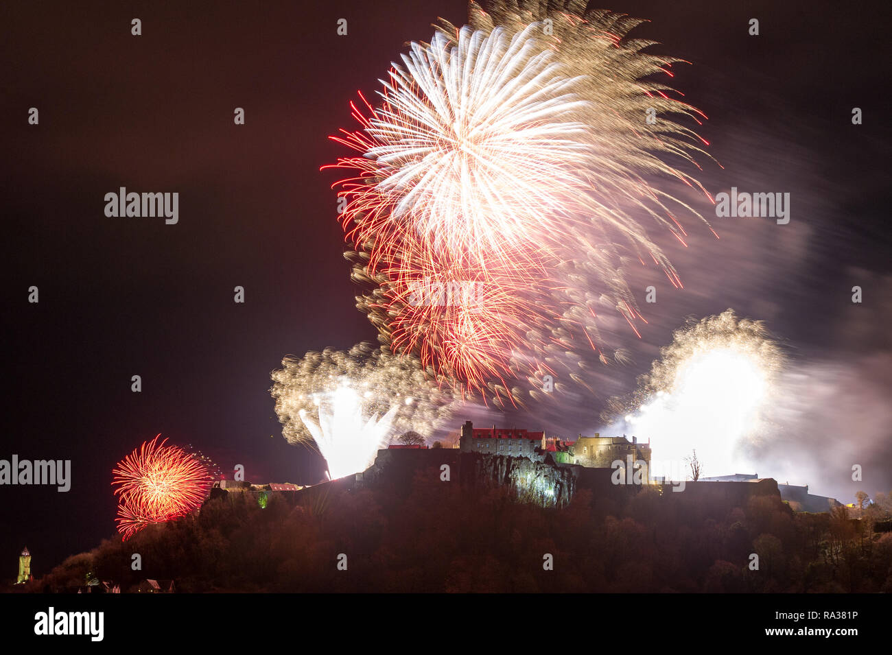 Stirling Castle, Stirling, Großbritannien - 1. Januar 2019. Das neue Jahr mit einem Knall, Feuerwerk mit Musik erhellen den Nachthimmel über Stirling Castle und das Wallace Monument auf Hogmanay in das neue Jahr zu bringen. Quelle: Colin Fisher/Alamy Live News Stockfoto