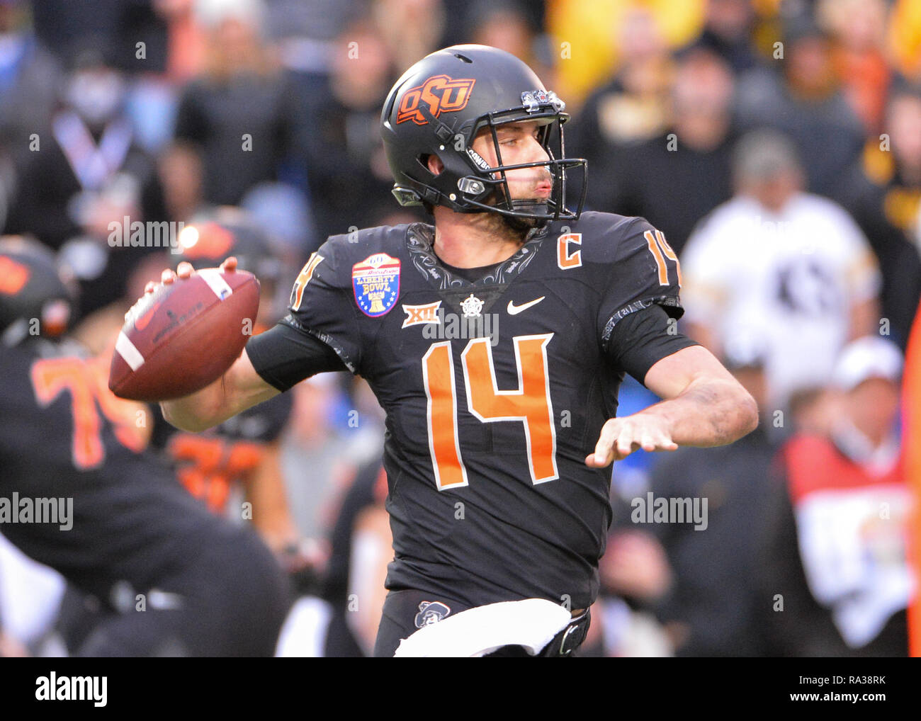 Memphis, TN, USA. 31 Dez, 2018. Oklahoma State quarterback, Taylor, Cornelius (14), während die 2018 Auto Zone Liberty Bowl Spiel zwischen der Oklahoma State Cowboys und die Missouri Tiger an Liberty Bowl Stadion in Memphis, TN. Kevin Langley/Cal Sport Media/Alamy leben Nachrichten Stockfoto