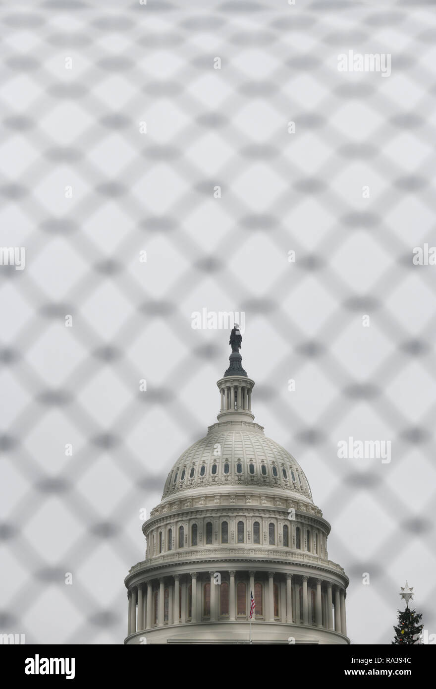 (190101) - Washington, Januar 1, 2019 (Xinhua) - Foto auf 31. Dez., 2018 zeigt das Capitol Hill in Washington, DC, USA. Haus Demokraten haben angeblich einen Plan der laufenden teilweisen Schließung der US-Bundesregierung zu beenden, ohne die finanziellen Mittel für die Grenzmauer Präsident Donald Trump vorbereitet. Die untere Kammer ist die Planung eine Notlösung Ausgabe Rechnung zu übergeben Donnerstag, wenn der neue Kongress tagt die Abteilung für Innere Sicherheit im bisherigen Umfang zu finanzieren durch Feb 8, mit 1,3 Milliarden US-Dollar für Fechten und andere Sicherheitsmaßnahmen, berichteten mehrere Nachrichten o Stockfoto