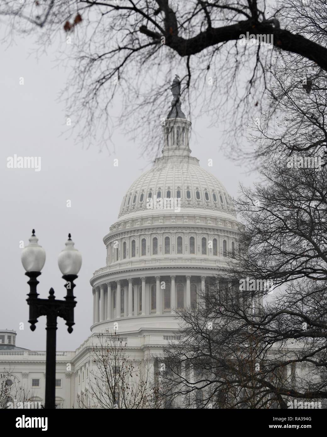 (190101) - Washington, Januar 1, 2019 (Xinhua) - Foto auf 31. Dez., 2018 zeigt das Capitol Hill in Washington, DC, USA. Haus Demokraten haben angeblich einen Plan der laufenden teilweisen Schließung der US-Bundesregierung zu beenden, ohne die finanziellen Mittel für die Grenzmauer Präsident Donald Trump vorbereitet. Die untere Kammer ist die Planung eine Notlösung Ausgabe Rechnung zu übergeben Donnerstag, wenn der neue Kongress tagt die Abteilung für Innere Sicherheit im bisherigen Umfang zu finanzieren durch Feb 8, mit 1,3 Milliarden US-Dollar für Fechten und andere Sicherheitsmaßnahmen, berichteten mehrere Nachrichten o Stockfoto