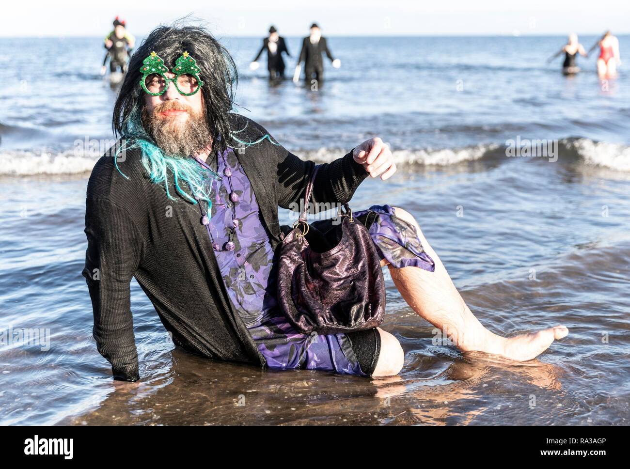 Portobello, Edinburgh, Schottland, Großbritannien. 01 Jan, 2019. Die traditionelle Loony Dook fand im Portobello nur ausserhalb von Edinburgh. Nachtschwärmer in Kostüme gekleidet werden, nehmen ein erfrischendes Bad in den Firth von weiter in das neue Jahr zu begrüßen. Credit: Rich Dyson/Alamy leben Nachrichten Stockfoto