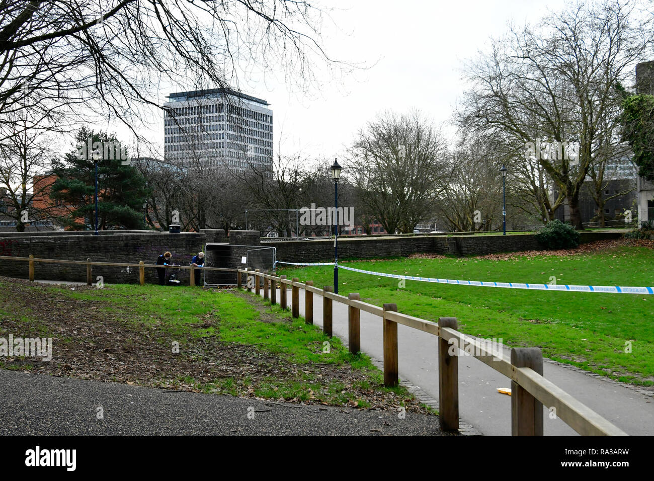 Bristol, UK. 01 Jan, 2019. Große Polizei Vorfall in der Stadt Bristol und einen großen Bereich des Broadmead Shopping Centre hat geklopft worden. Es erstreckt sich von den Schlosspark, Wein Straße, der Union Street, dem Pithay und Fairfax Street. Um 8.15 Uhr am frühen Morgen ein Passant sagte, er sah, was aussah wie ein Aufstand van außerhalb der Night Club SWX geparkt am 1. Januar 2019. Offiziere sagten, einen schweren Zwischenfall fand am Silvester. Credit: Robert Timoney/Alamy leben Nachrichten Stockfoto
