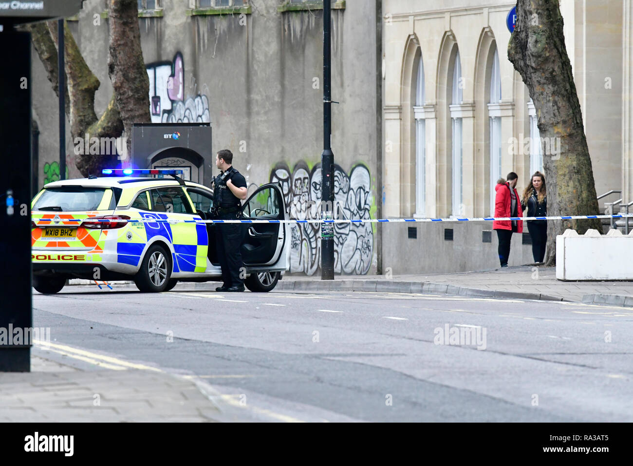Bristol, UK. 01 Jan, 2019. Große Polizei Vorfall in der Stadt Bristol und einen großen Bereich des Broadmead Shopping Centre hat geklopft worden. Es erstreckt sich von den Schlosspark, Wein Straße, der Union Street, dem Pithay und Fairfax Street. Um 8.15 Uhr am frühen Morgen ein Passant sagte, er sah, was aussah wie ein Aufstand van außerhalb der Night Club SWX geparkt am 1. Januar 2019. Offiziere sagten, einen schweren Zwischenfall fand am Silvester. Credit: Robert Timoney/Alamy leben Nachrichten Stockfoto