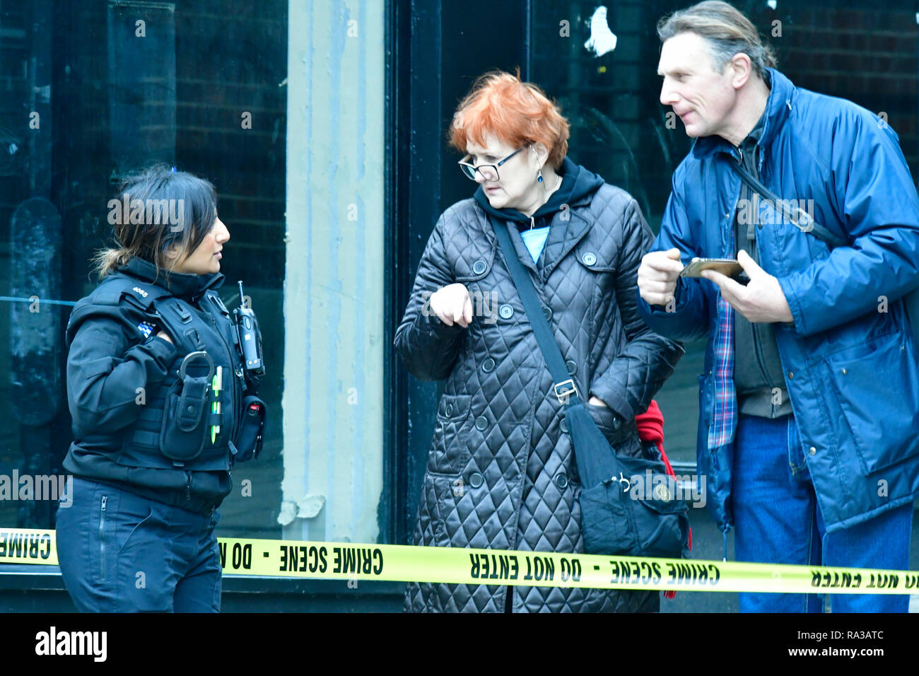 Bristol, UK. 01 Jan, 2019. Große Polizei Vorfall in der Stadt Bristol und einen großen Bereich des Broadmead Shopping Centre hat geklopft worden. Es erstreckt sich von den Schlosspark, Wein Straße, der Union Street, dem Pithay und Fairfax Street. Um 8.15 Uhr am frühen Morgen ein Passant sagte, er sah, was aussah wie ein Aufstand van außerhalb der Night Club SWX geparkt am 1. Januar 2019. Offiziere sagten, einen schweren Zwischenfall fand am Silvester. Credit: Robert Timoney/Alamy leben Nachrichten Stockfoto