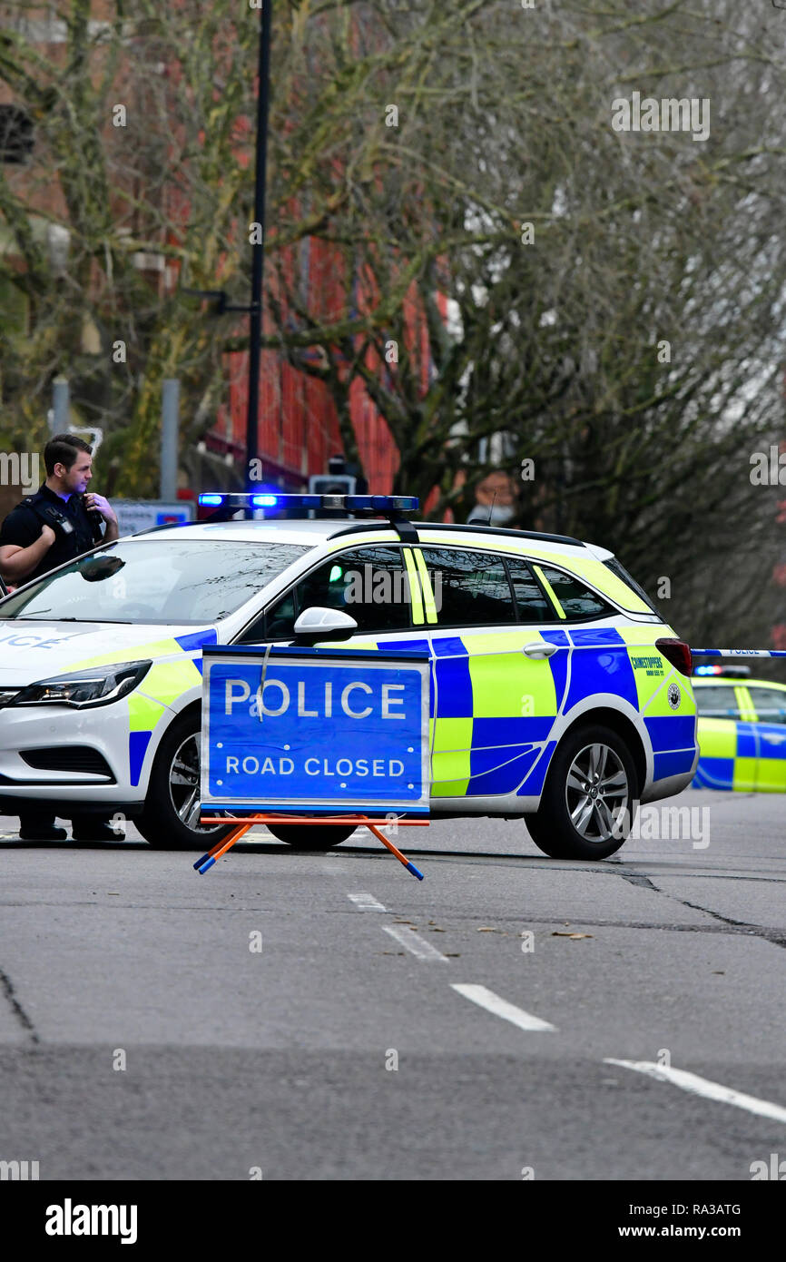 Bristol, UK. 01 Jan, 2019. Große Polizei Vorfall in der Stadt Bristol und einen großen Bereich des Broadmead Shopping Centre hat geklopft worden. Es erstreckt sich von den Schlosspark, Wein Straße, der Union Street, dem Pithay und Fairfax Street. Um 8.15 Uhr am frühen Morgen ein Passant sagte, er sah, was aussah wie ein Aufstand van außerhalb der Night Club SWX geparkt am 1. Januar 2019. Offiziere sagten, einen schweren Zwischenfall fand am Silvester. Credit: Robert Timoney/Alamy leben Nachrichten Stockfoto