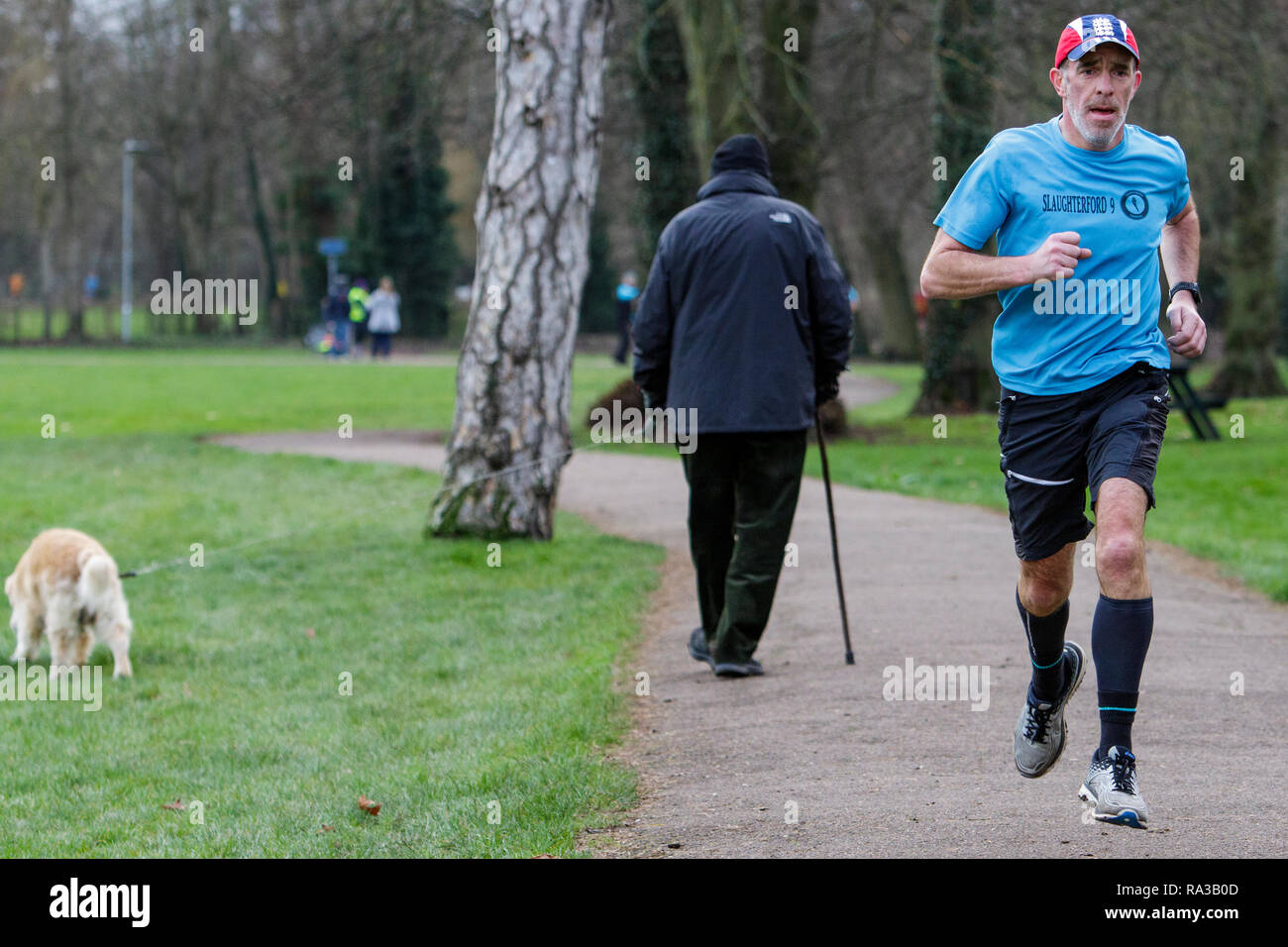 Chippenham, Wiltshire, UK. 1. Januar, 2019. Ein Teilnehmer wird dargestellt, die auf neue Jahre Tag morgen, als er an einer 5 km parkrun im Monkton Park, Chippenham, Wiltshire. Credit: Lynchpics/Alamy leben Nachrichten Stockfoto