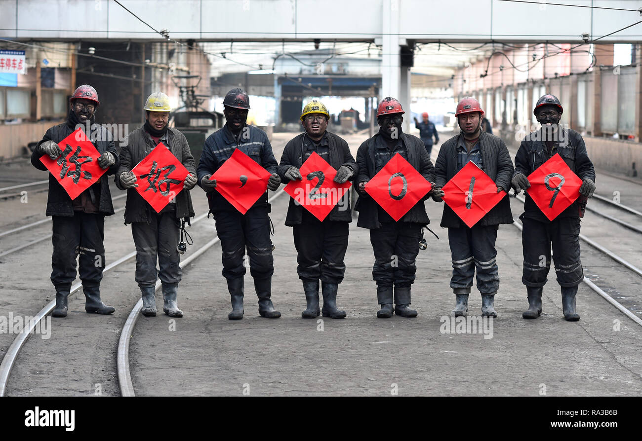 (190101) - - Taiyuan, Januar 1, 2019 (Xinhua) - China - Leute - NEUES JAHR - hoffnungsvoll 2019 (KN) Coal Mine Arbeitskräfte (L-R) Kang Yingming, Li Xiaoming, Guo Yongjun, Niu Xiaojun, Jiang Xiaobing Li und Jiang Junquan Wenbing posieren für ein Gruppenfoto mit ihre Grüße mit der Bedeutung "Hallo, 2019' im Nordwesten der chinesischen Provinz Shanxi, Dez. 26, 2018. Sie hoffe, dass jeder sicher und gesund, mit einem Anstieg der Löhne und Gehälter in 2019. (Xinhua / Zhan Yan) Stockfoto