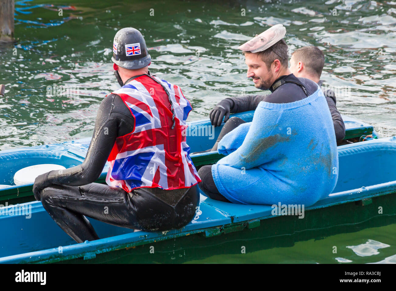 Poole, Dorset, Großbritannien. 1 Jan, 2019. Die neuen Jahre Tag Badewanne Rennen findet mit viel Nervenkitzel, verschüttete Flüssigkeiten und Sabotage! Hunderte an und drehen Sie die Veranstaltung zu beobachten, wie eine Vielzahl von ungewöhnlichen home Handwerk zum Wasser zu Rennen nehmen, mit den Teilnehmern Spaß Werfen von Eiern und Mehl, brennen Wasserwerfer und Kentern konkurrierenden Handwerk. Einen guten Start in das neue Jahr. Credit: Carolyn Jenkins/Alamy leben Nachrichten Stockfoto